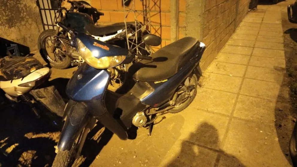 Le robaron la motocicleta, pero luego la dejaron tirada en la vía pública