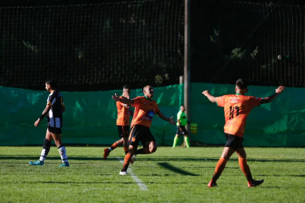 Con 24 goles, arrancó la primera división local