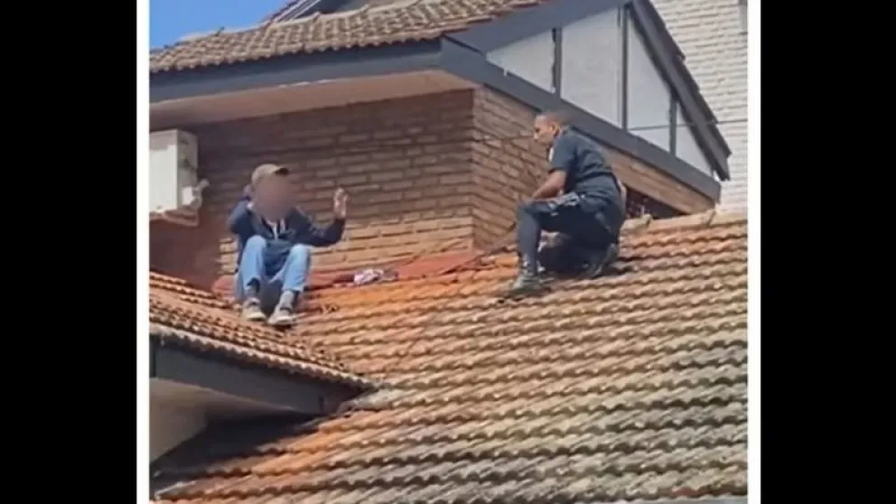 Video: se quedó dormido en un techo y tuvo que despertarlo la policía