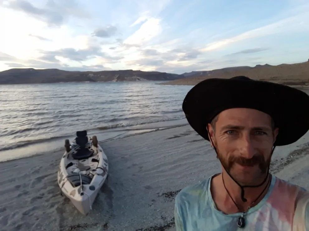 Desde el Nahuel Huapi hasta el mar: Mathías Rinaldelli pernoctó a la altura de Paso Chacabuco