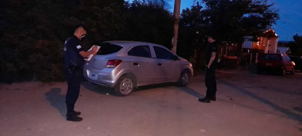 Le sustrajeron el auto, le cambiaron las cubiertas por otras más viejas y lo dejaron abandonado