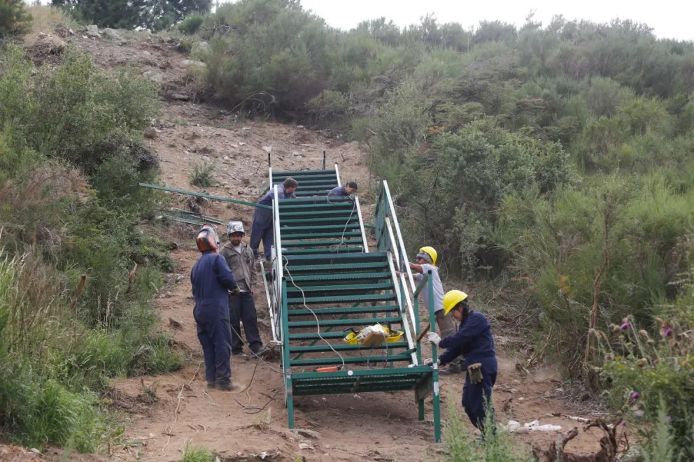 Construyen una nueva escalera que unirá El Frutillar y 400 Viviendas