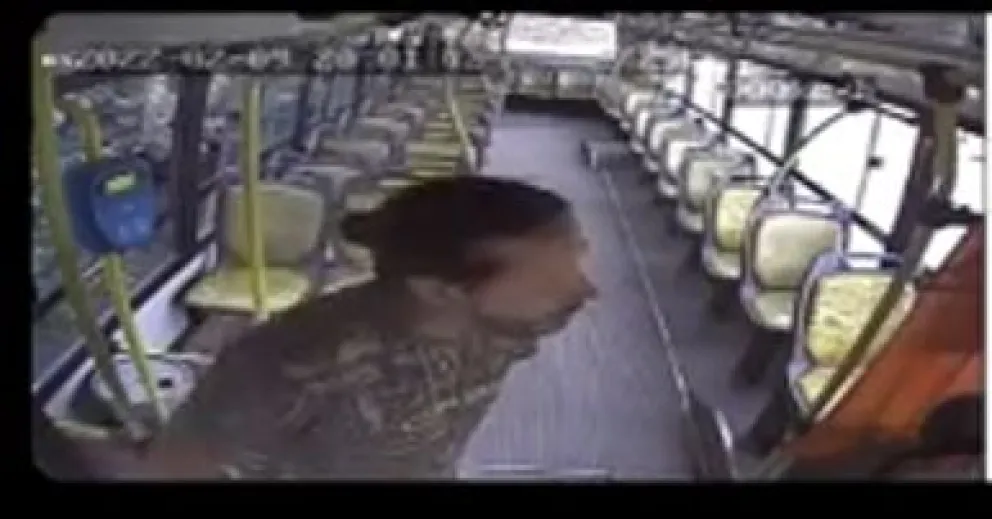 Una locura: un hombre subió a un colectivo de Mi Bus y le dio dos martillazos al chofer