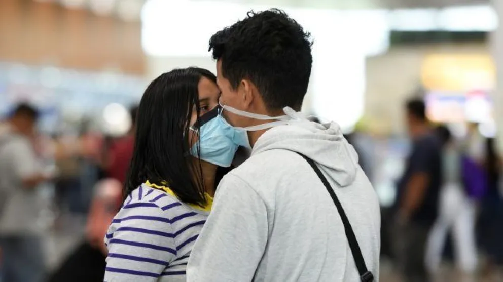 Tenían una cita a ciegas y quedaron confinados en la misma casa por un brote de contagios