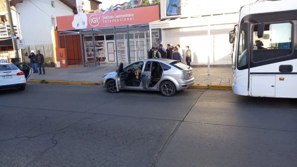 Las hicieron todas: atacaron a un joven, le robaron el celular y, borrachos, chocaron un micro de Mi Bus