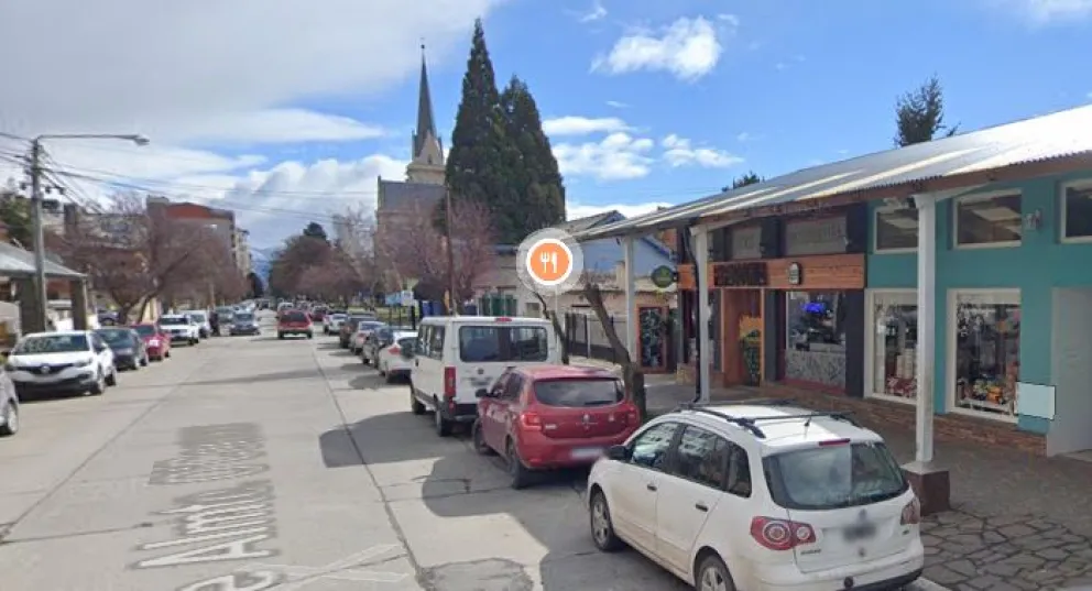 Entró escalando a robar un conocido local gastronómico, pero lo atraparon escondido en los matorrales 