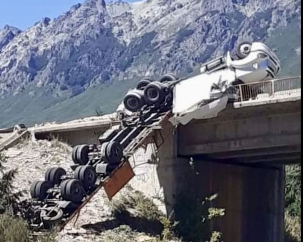 Camión perdió el control y quedó colgado del puente 