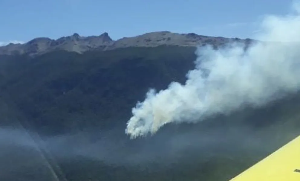 Se reactivó un foco de incendio en lago Martin: "Las condiciones son muy adversas"