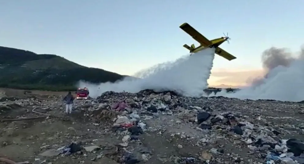 Avión hidrante ayudó a controlar un incendio en el vertedero municipal 