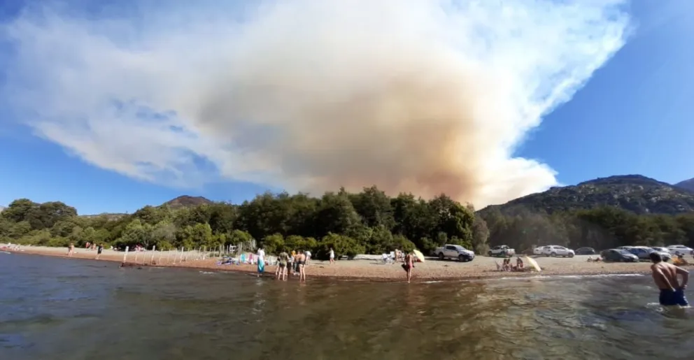 Hoy continúan trabajando para evitar que avance el incendio del Martin 