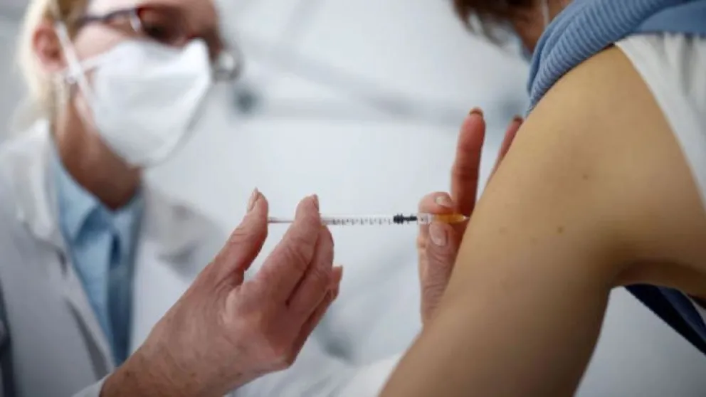 ¿Quiénes reciben la cuarta dosis de la vacuna en Argentina?