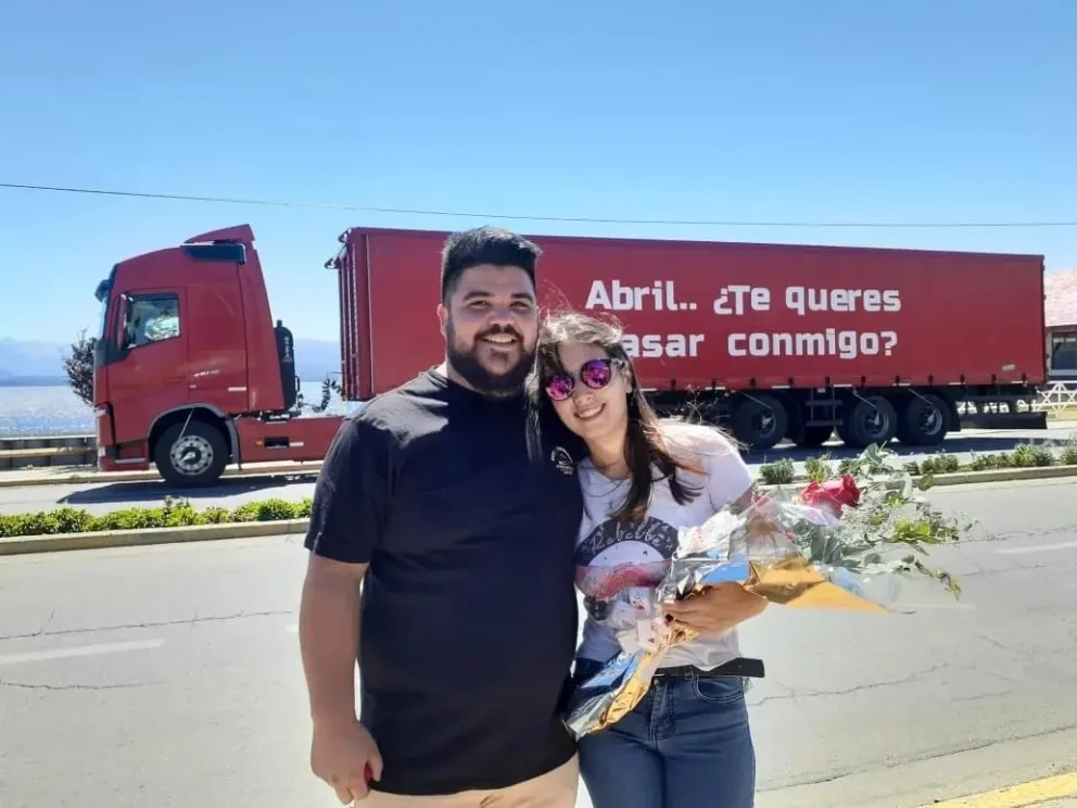 La propuesta de casamiento le llegó en un camión con acoplado ¡y dio el sí!