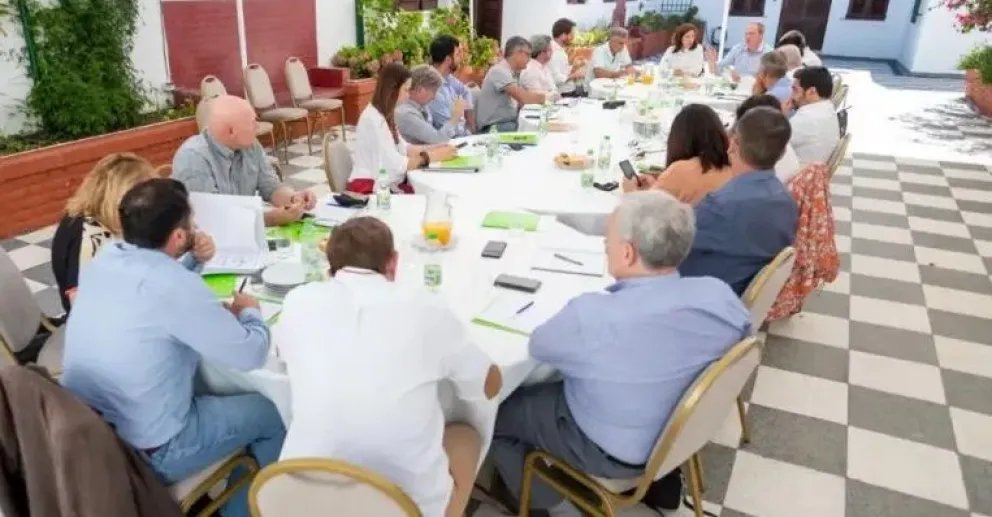 Carreras reunió a su Gabinete y proyectó la agenda de trabajo provincial para este 2022