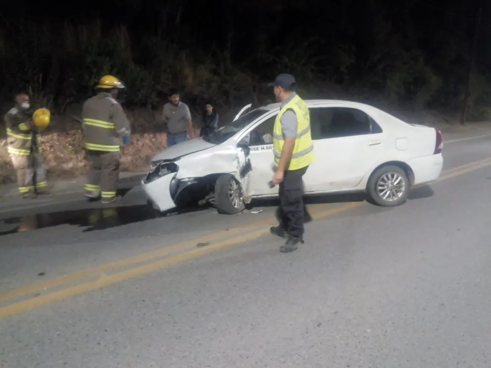 Conductor invadió el carril opuesto en Pioneros y chocó casi de frente a un remís