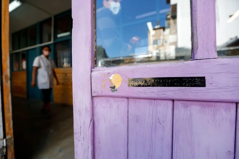 La ESRN 45 colocó cartelería en braille en todo el establecimiento