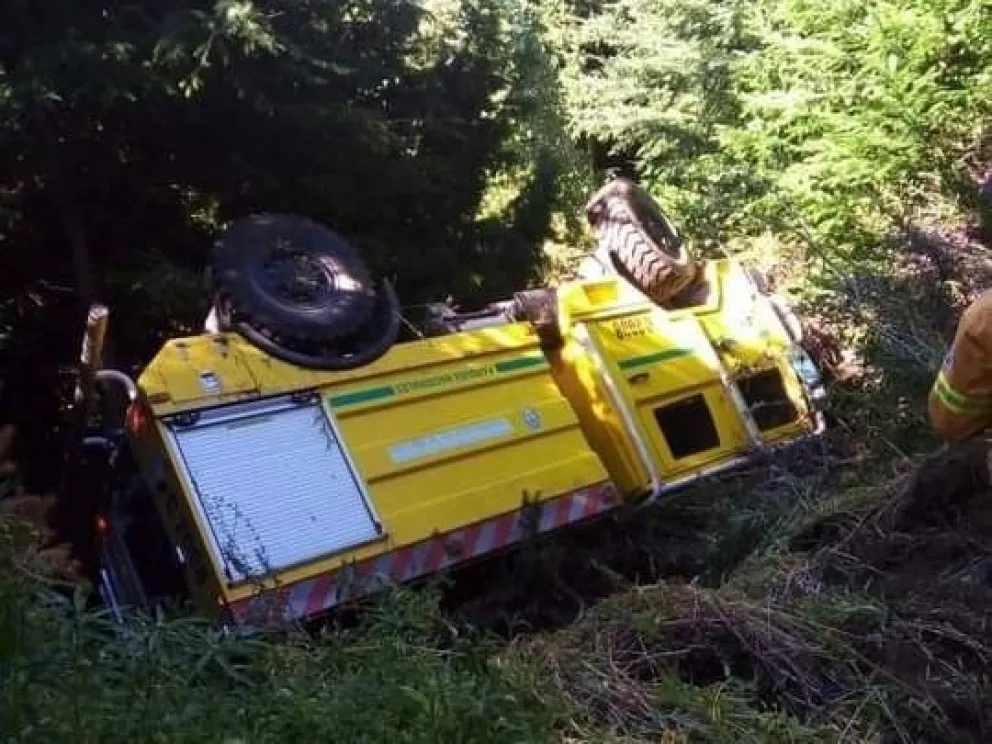 Volcó un camión con brigadistas en Los Alerces