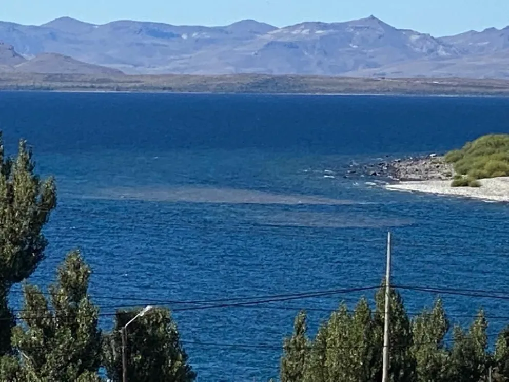 Un desperfecto en la planta de tratamiento de líquidos cloacales ocasionó un derrame en el lago 