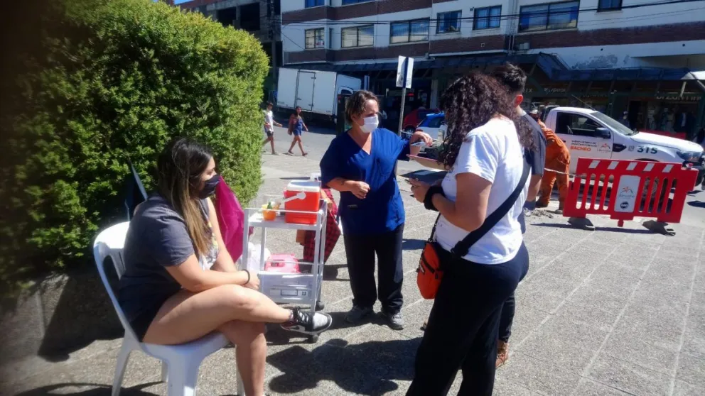 Personal de Salud sale a vacunar en la ciudad