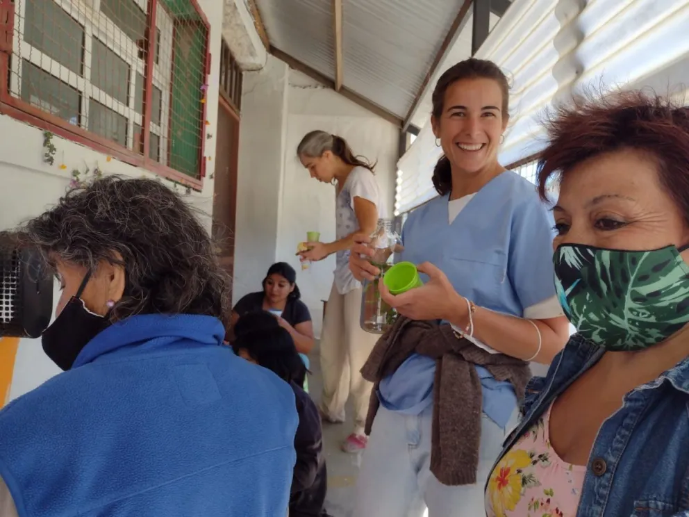 Integrantes del Centro de Abuelos "No me Olvides" ayudaron a pintar un mural 