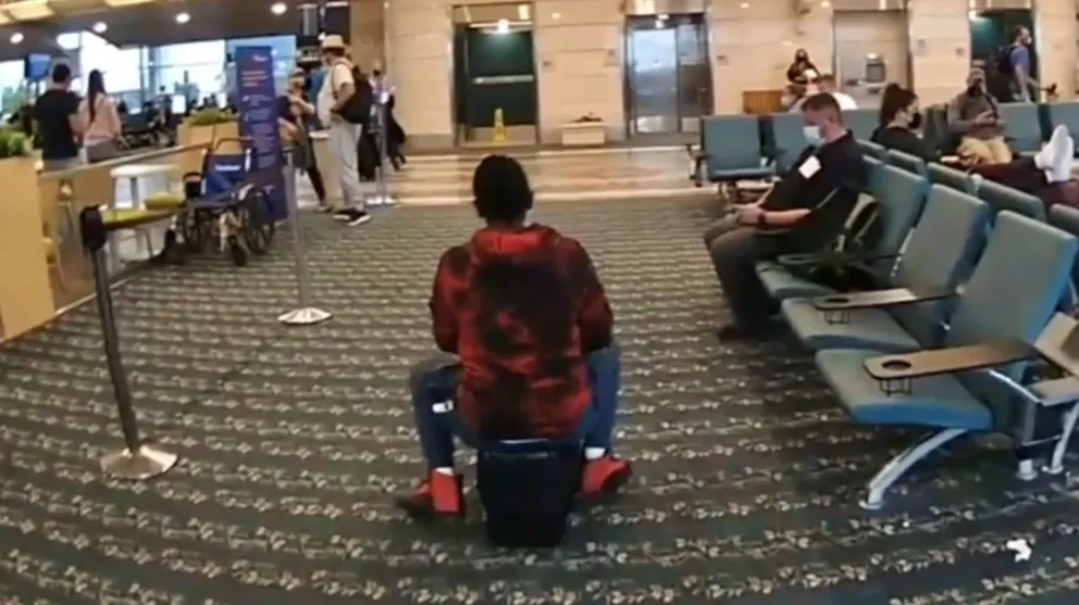Insólita persecución en el aeropuerto: intentó escapar de la Policía a bordo de una valija con ruedas