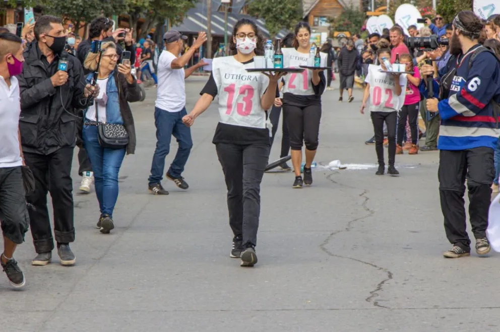 Se realizó con éxito la carrera de mozos y camareras en la Fiesta de los Jardines 