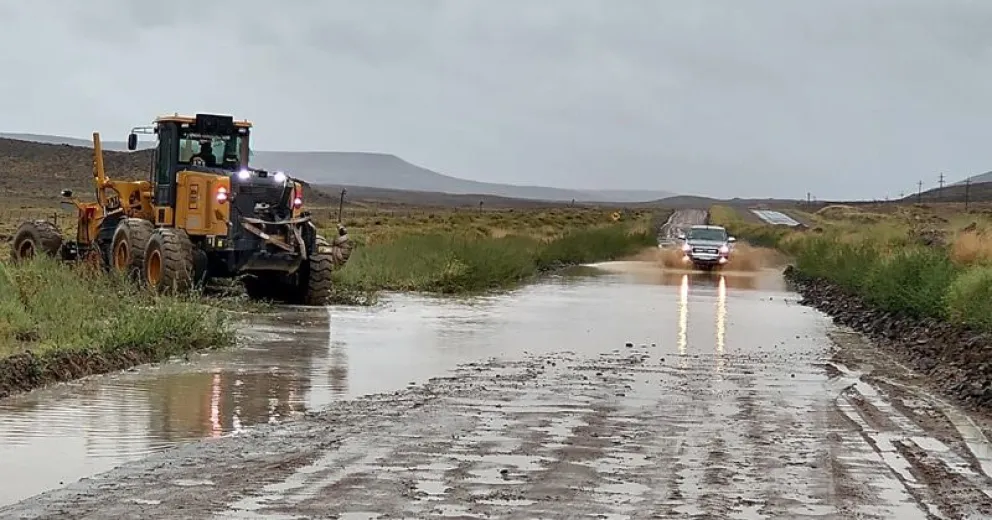 Lluvias formaron lagunas sobre el ripio de la ruta 23