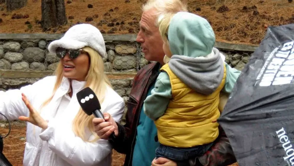 Marley de recorrida por Junín de los Andes junto a Mirko y Vicky Xipolitakis 