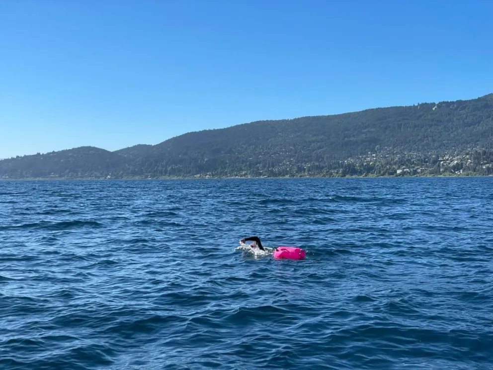 Nadó 250 kilómetros en 19 días y recorrió todo el Nahuel Huapi