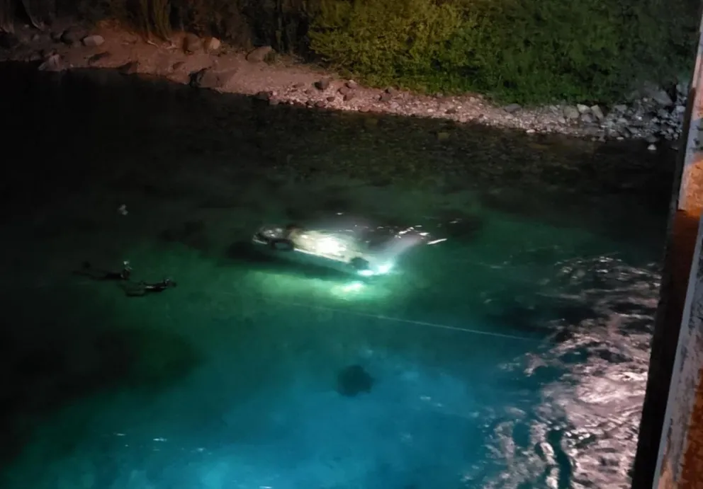 Investigan la muerte de un hombre que cayó con su camioneta al río Limay