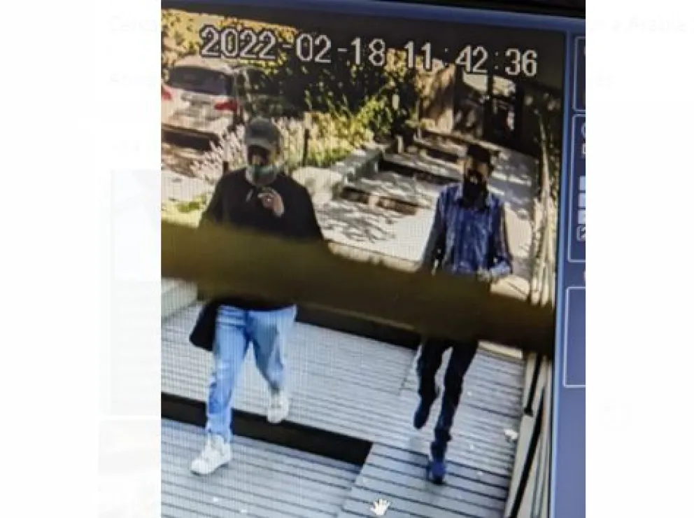 Delincuentes entraron a robar a dos departamentos y quedaron grabados en las cámaras de seguridad