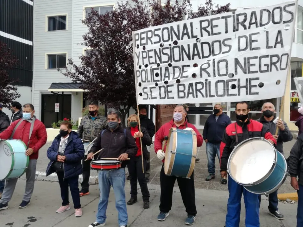 Policías retirados de Río Negro reclaman pago de Zona Fría  