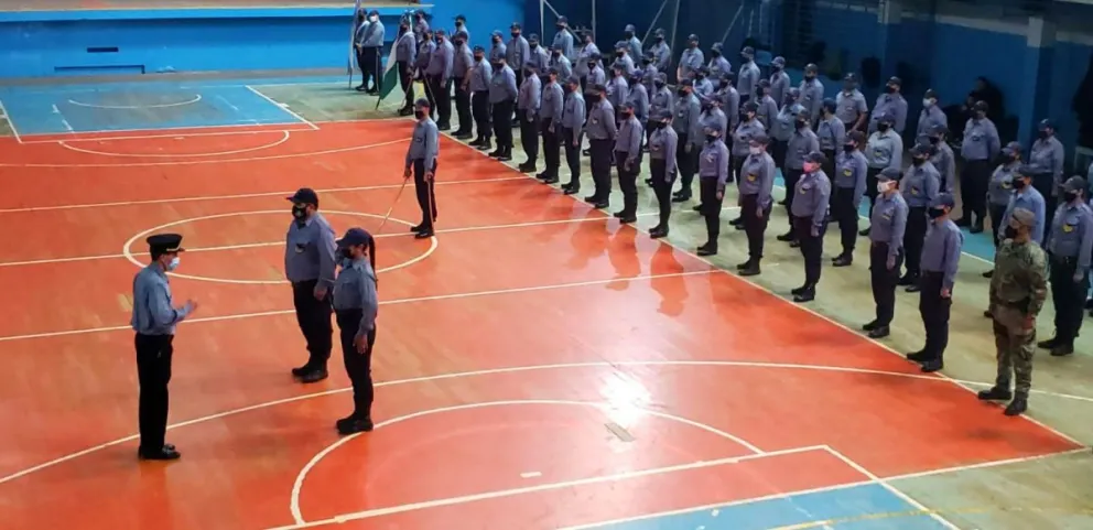 Cerca de 200 empleados policiales de Bariloche y El Bolsón recibieron sus atributos