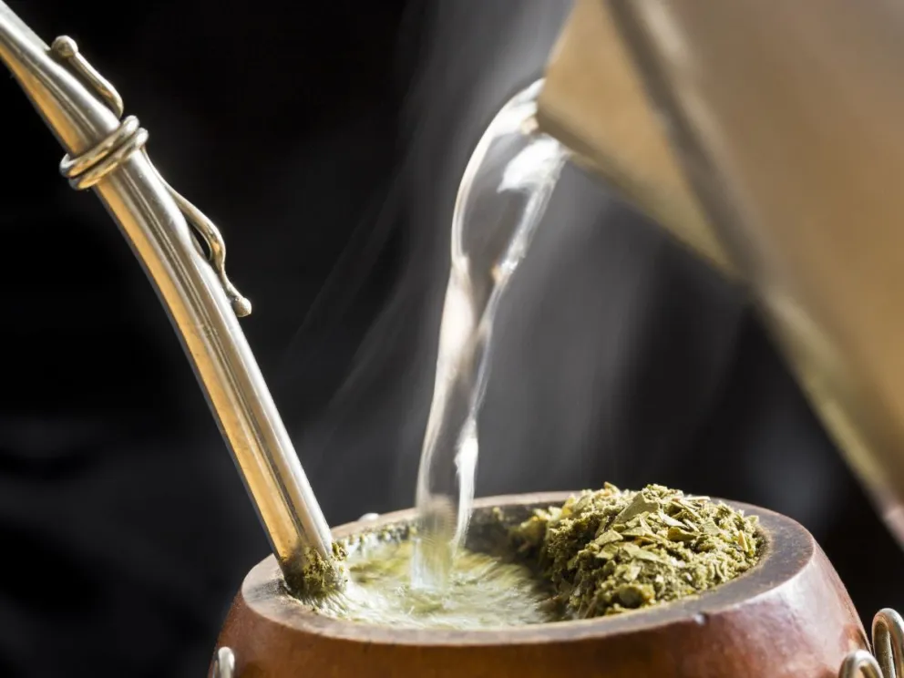 Según un estudio británico, tomar mate es como fumar 100 cigarrillos
