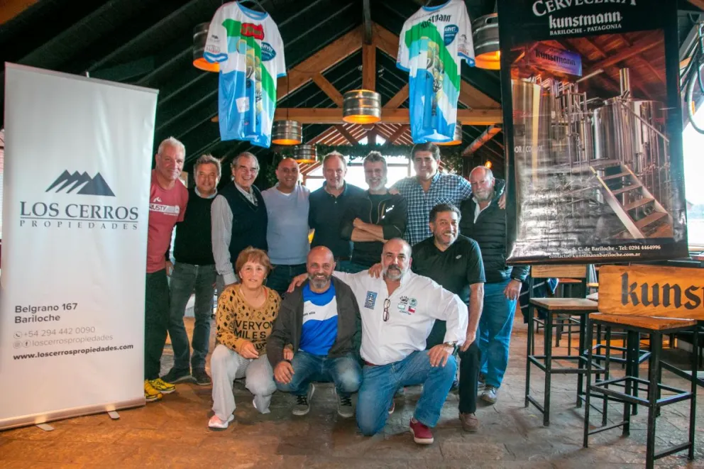 Referentes veteranos de Arvet Lagos realizaron una charla y presentaron su camiseta 2022