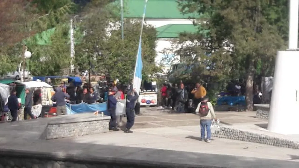 Producto de las fuertes ráfagas de viento, se dobló el mástil de la plaza Pagano