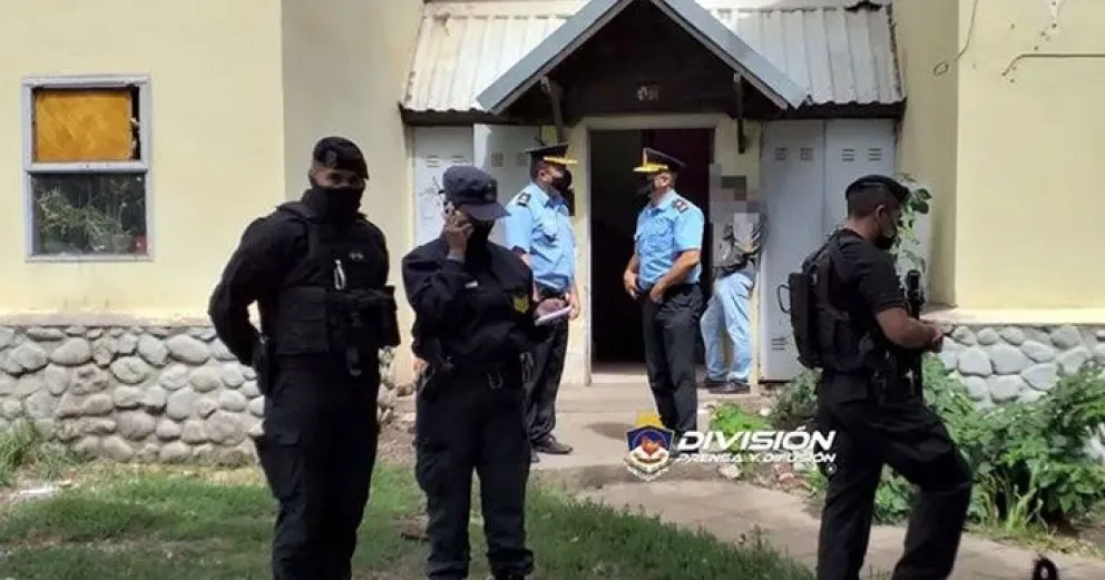 Allanaron dos domicilios por el robo de joyas a un policía y 400 mil pesos a un bombero