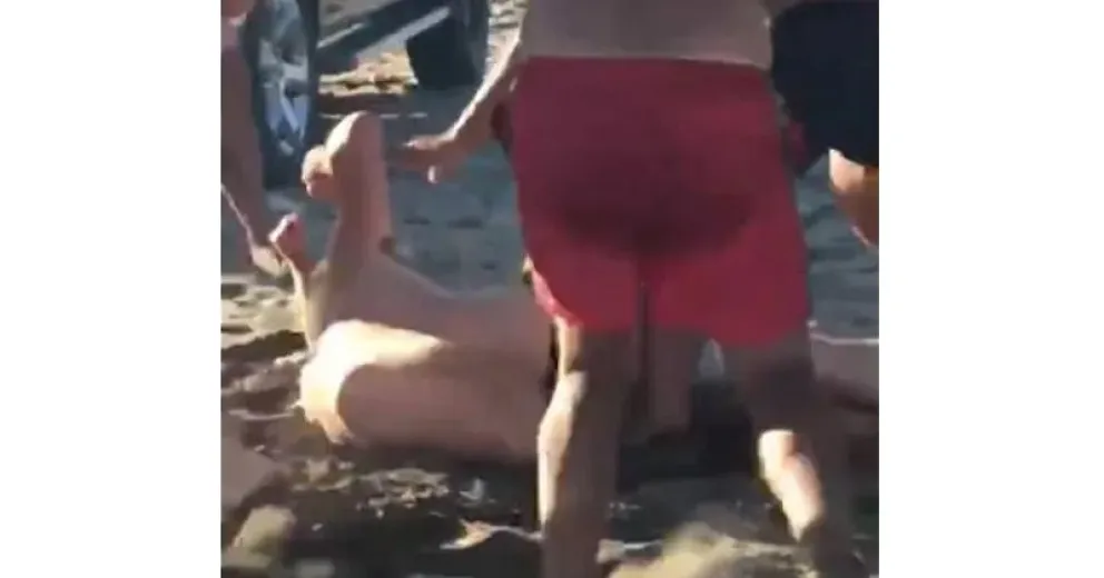El Cóndor: le dieron una paliza por estacionar su camioneta en la playa