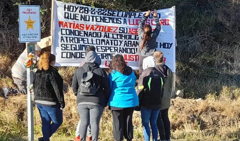 Familiares de Lucas colocaron un cartel donde murió en reclamo de que la sentencia contra Vázquez quede firme