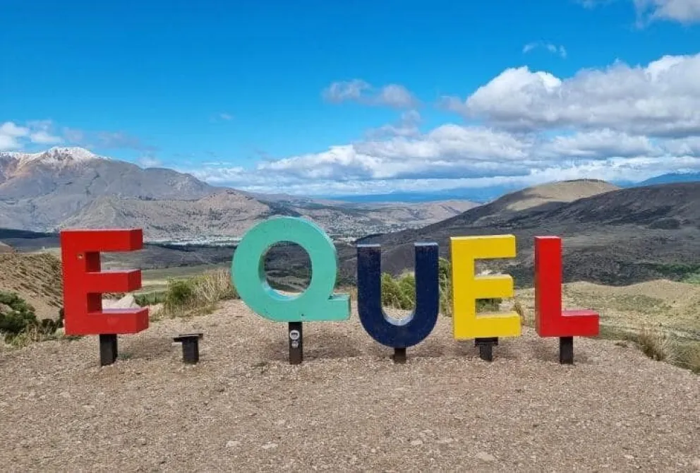 En Esquel se robaron una letra y balearon el cartel