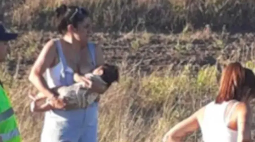 Una policía amamantó a una beba tras un choque en Cipolletti