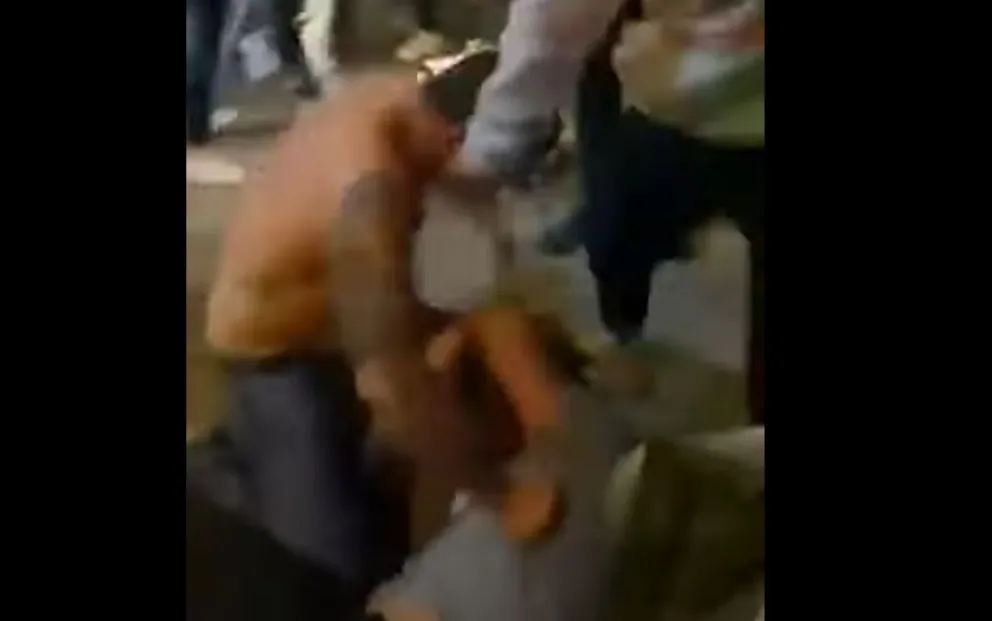 Video: piñas, botellazos y agresión a una chica en la puerta de un boliche
