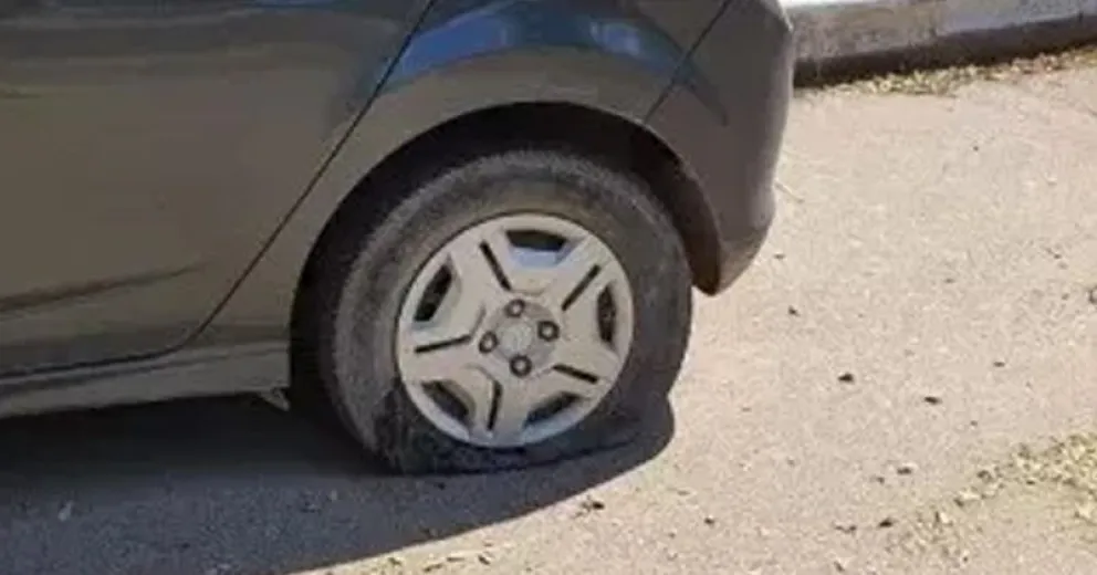 Tajearon las ruedas de varios autos en el balneario El Cóndor