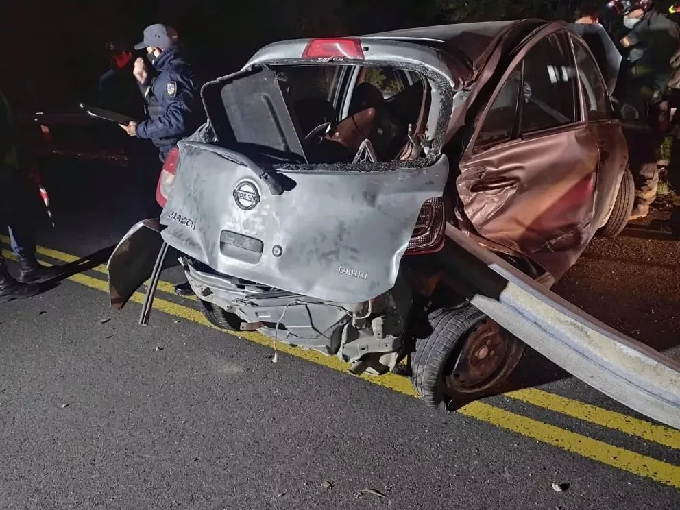 Estaba borracho y se estrelló contra un guardarraíl