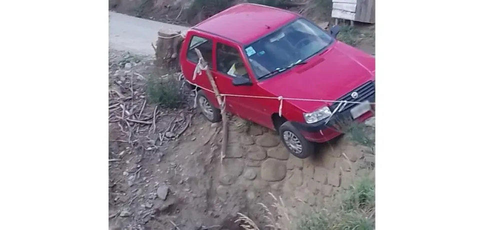 Un auto quedó colgado de un hilo en un puente de la Ruta 82