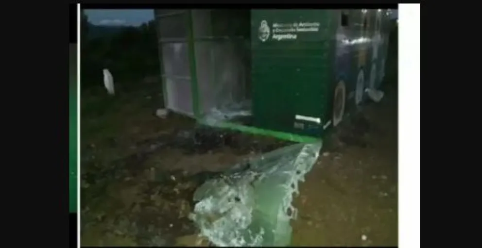 Vandalismo en Las Victorias: incendiaron el contenedor de clasificación de residuos 