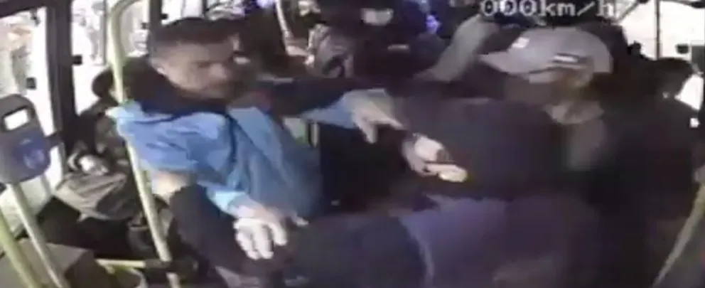Mira el video de la agresión al chofer de Mi Bus