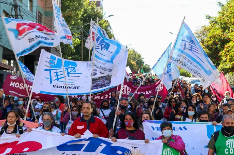UnTER y ATE marcharon al Centro Cívico en rechazo a la oferta salarial del gobierno provincial 