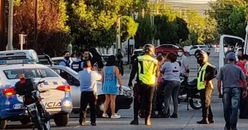 Tremendo: un auto arrastró el carrito con una bebé de un año