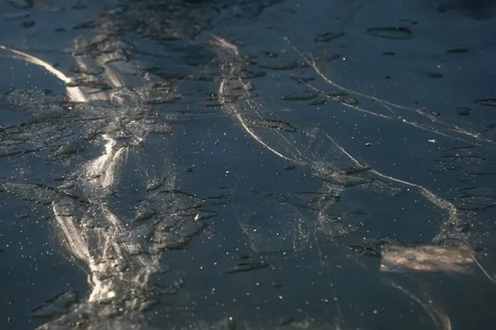 Resbaló en el hielo y murió: Municipalidad debe indemnizar a la familia por haber regado en plena helada