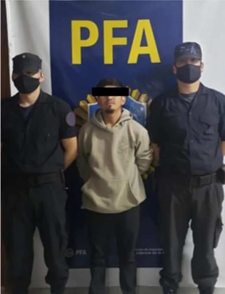 Venía hacia Bariloche con casi un kilo de marihuana pegado al cuerpo con cinta  